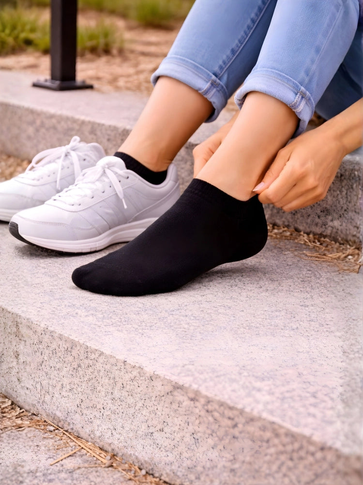 Person wearing black socks and white sneakers on a stone step.

Ladies black trainer socks by Stylewar